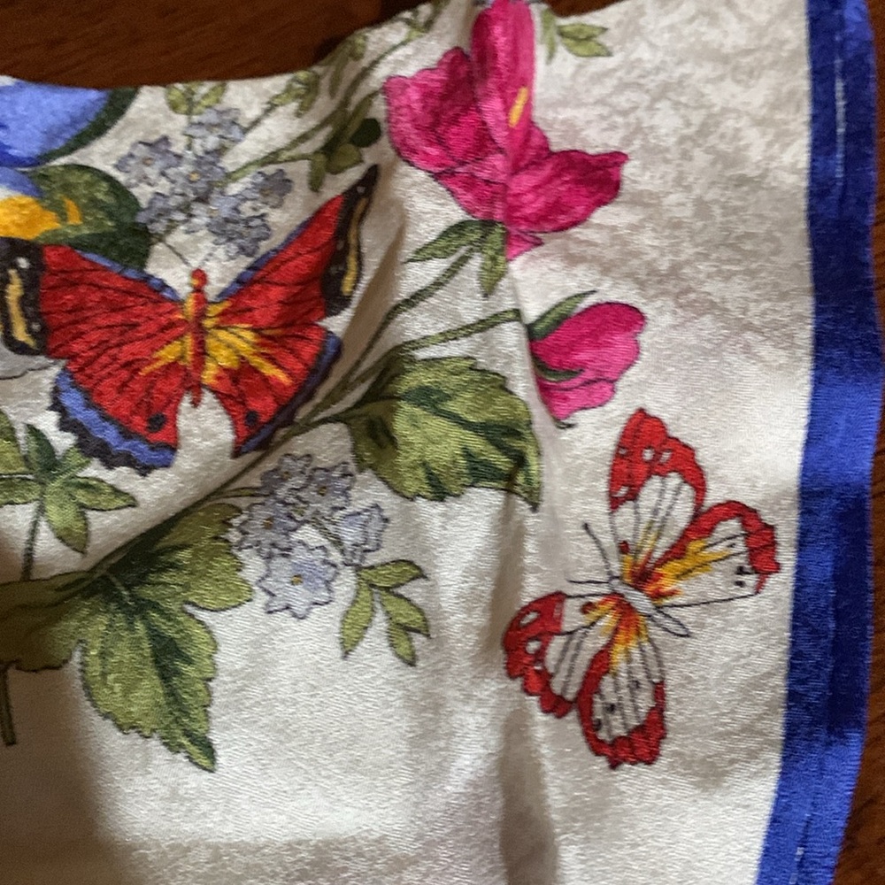Absolutely gorgeous brand new 100% pure silk authentic Jim Thompson scarf